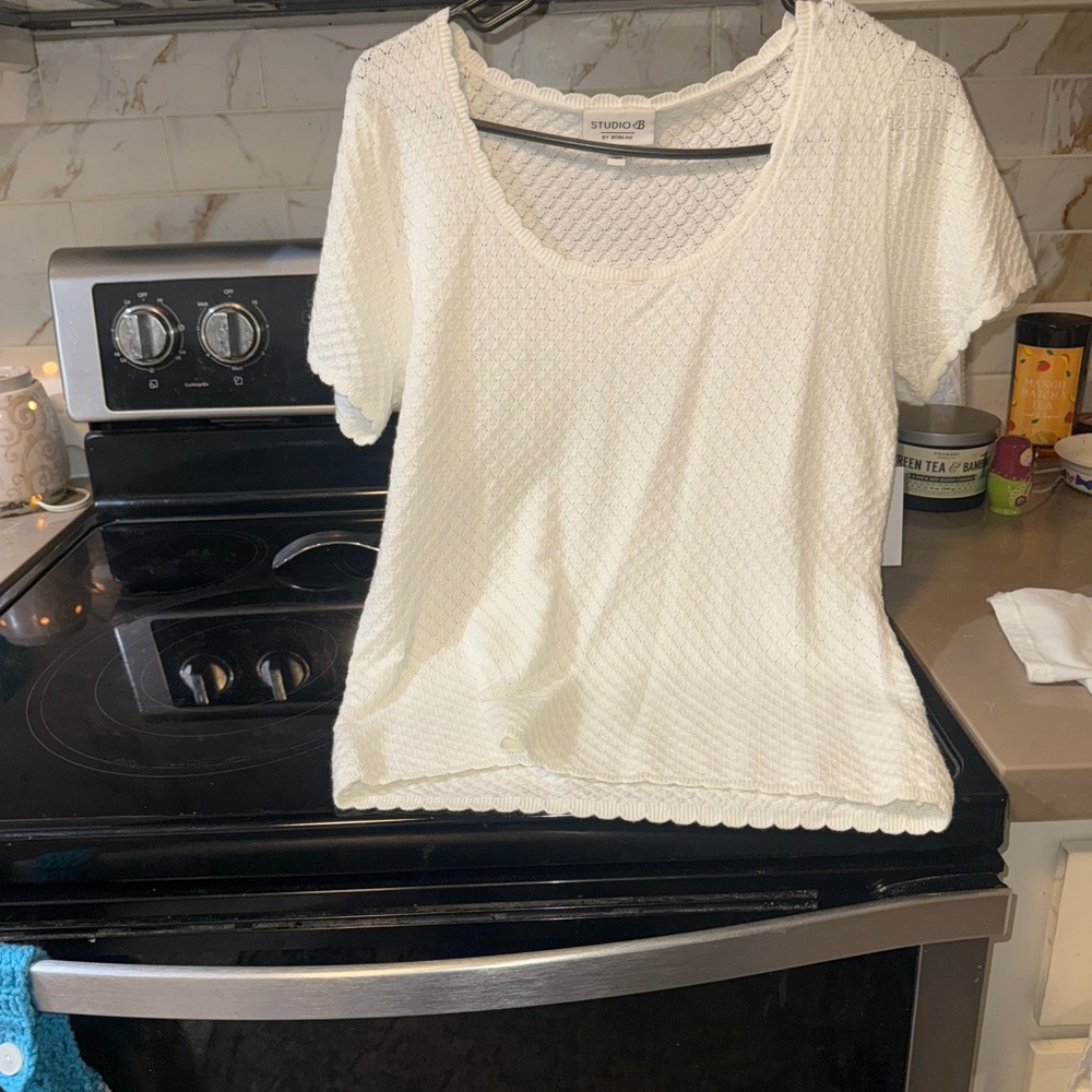 Chic Ivory Women's Short Sleeve Top